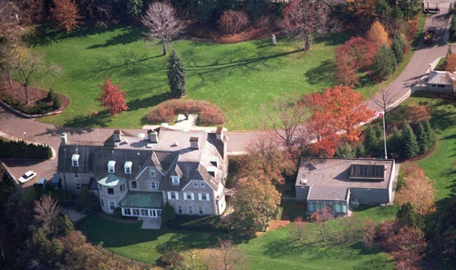 24 Sussex and Poolhouse (at right). The poolhouse is connected to the main house via an underground walkway.